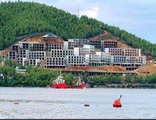 Bu otelin yapımı sırasında hiç bir ağaç kesilmemiştir. 
Tamamı yakılmıştır.