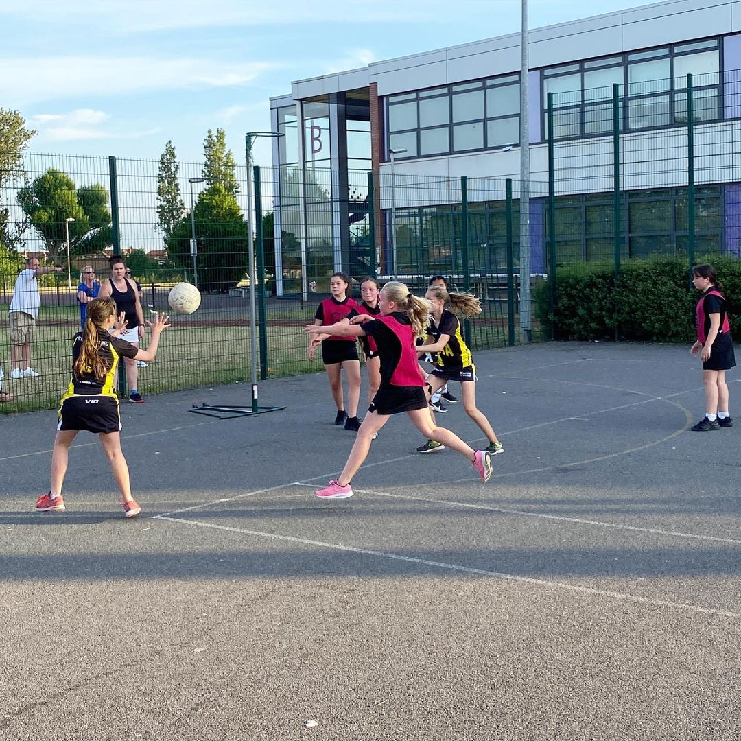 BeaconsNetball's tweet photo. Our U12’s put on a cracking performance on Tuesday against Hornets Netball Club in the @flyhawknetball Falcon Cup! We tried lots of different combo’s and focused on achieving our set targets!
After a slick performance we secured a 45-1 win!
#beaconsnetball #slickperformance https://t.co/yldO1tDoVM