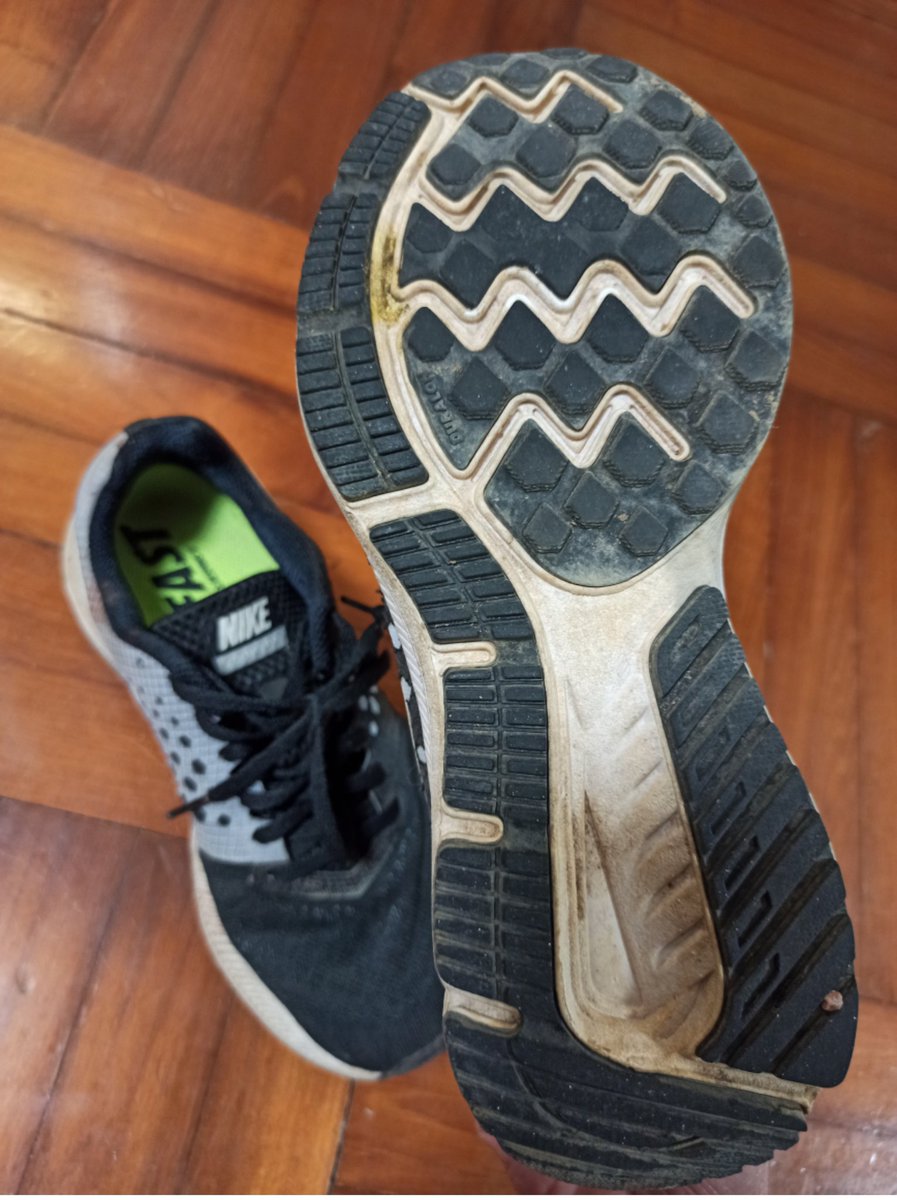 YannieMistress's tweet photo. Worn-out smelly trainers I wore for gym and yoga. DM to buy.
#secondhanhshoes #oldtrainers #smellyshoes #原味运动鞋 #原味鞋子 #原味商店 https://t.co/DDfFjhEOPy