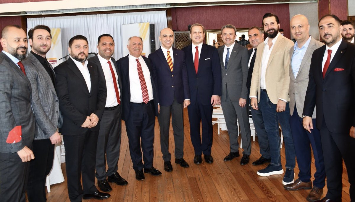 Üyesi olduğum Galatasaray'ın Başkan Adayı kıymetli dostum <a href="/burakelmas_tr/">Burak Elmas</a> ve ekibiyle bu sabah kahvaltı sofrasında bir araya geldik. 
Yaklaşan <a href="/GalatasaraySK/">Galatasaray SK</a> seçimlerini ve Galatasaray’ın yeni dönemki projelerini konuştuk.
Yolunuz açık olsun…