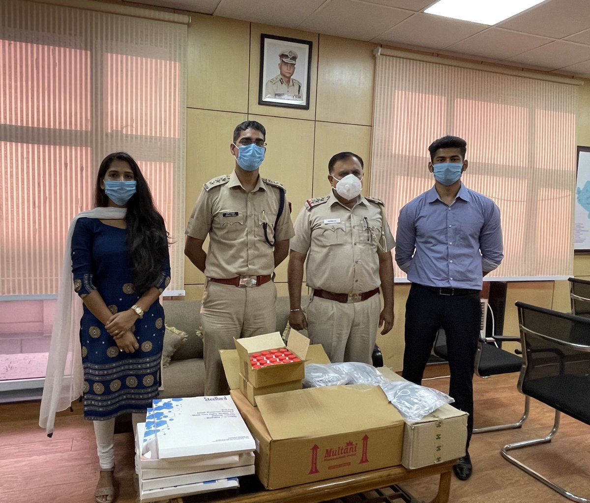 PoddarVaishali's tweet photo. Yesterday handed over N95 masks, sanitisers, faceshields, kaadha to @AcpBawana Manish Ladla Sir, alongwith @periwal_ankush
@dcp_outernorth
#TaskForceCorona https://t.co/IqQL3Kddsu