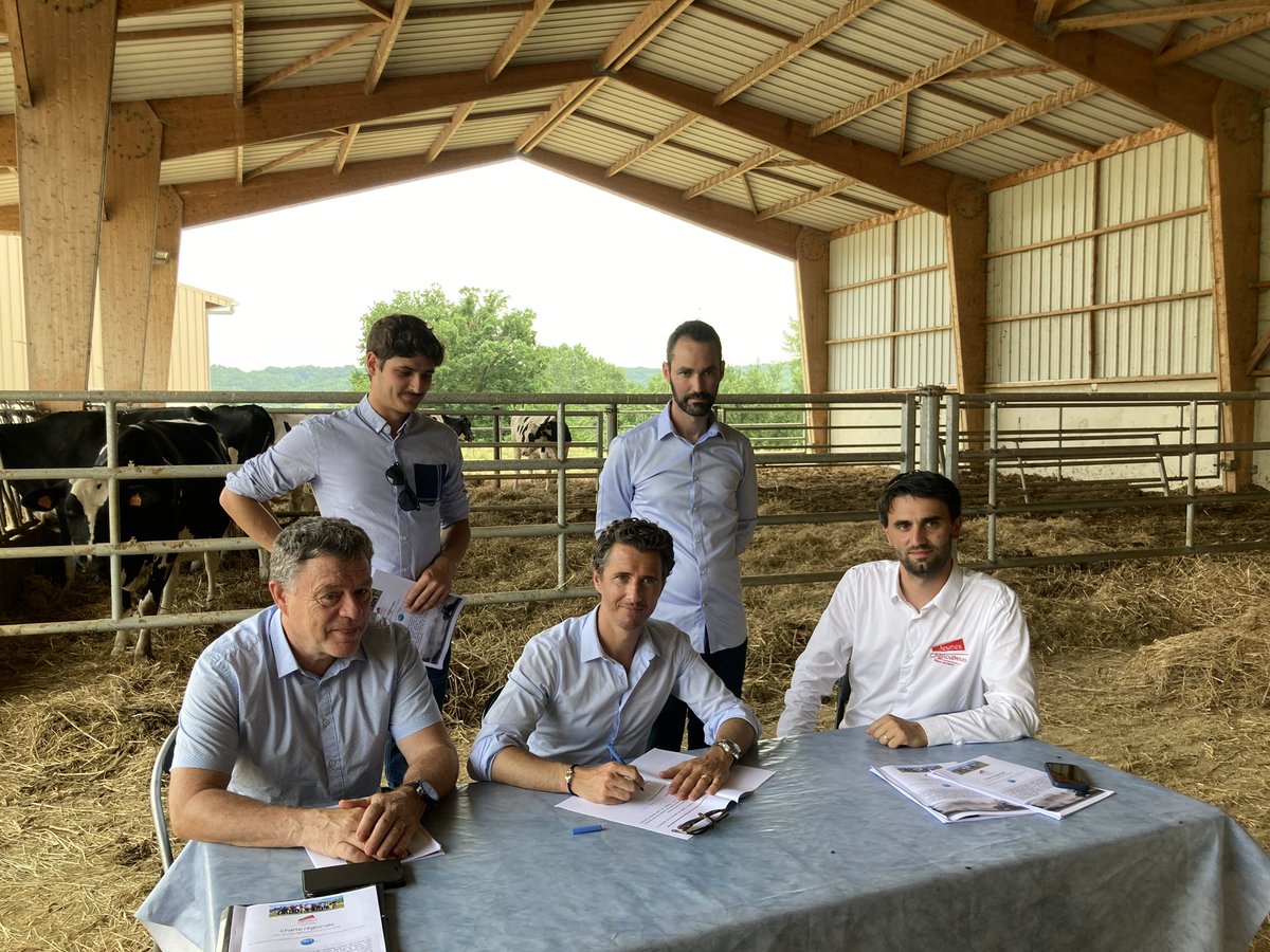 ElanOccitan's tweet photo. J’ai signé la charte régionale des Jeunes Agriculteurs d’Occitanie (@JAOccitanie) au côté de @PaulSavignac et @JJBolzan

L’accompagnement et le soutien aux agriculteurs est un des points importants de notre programme (à retrouver ici) 👉 https://t.co/cLH42EitsI https://t.co/vEsP5d5MCT