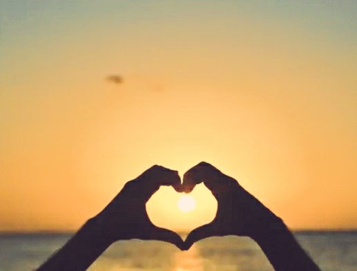 Peter_poesia's tweet photo. #LetrasyLatidos 
#letras 
Que bonito cuando
El amor se expresa
Desde la belleza del
Corazón y no desde
Lo físico..
Un te amo o te quiero
Sincero..vale más que
Presumir del cuanto me
Quiero..porque los años
Pasan para todos..pero
El amor perdura en la
Eternidad❣
#peter_poesia🌹 https://t.co/OqbkGhAGb7