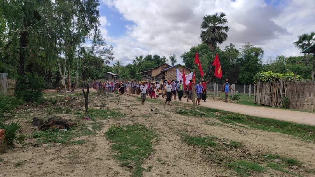 Chanapai247's tweet photo. Locals from #Letpadaung area , SarLinGyi township , marched for defying the dictatorship .
#June17Coup 
#WhatsHappeningInMyanmar https://t.co/3muRLyA2Sn