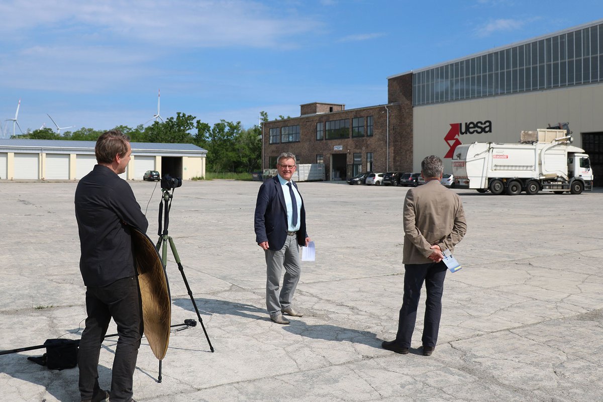 Konversion_BB's tweet photo. Der #Konversionssommer 2021 im Land #Brandenburg hält wieder eine Reihe von Veranstaltungen bereit. Eröffnet wird 2021 "videoell" vor der Werfthalle in #Falkenberg-Lönnewitz!

Infos zu den Veranstaltungen und Video unter https://t.co/hj5SQjVvay 

#Konversion #Militär #Sommer https://t.co/8saC3ibXVQ