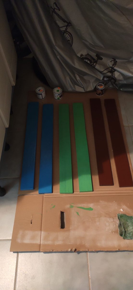 catachoquera's tweet photo. Mi pareja está en paro. Tiene 60 años. Emplea su tiempo en recoger palets y cosas que la gente tira, y las transforma en cosas tan bonitas y útiles como esta mesa para el patio. https://t.co/IYlk8sgG9D