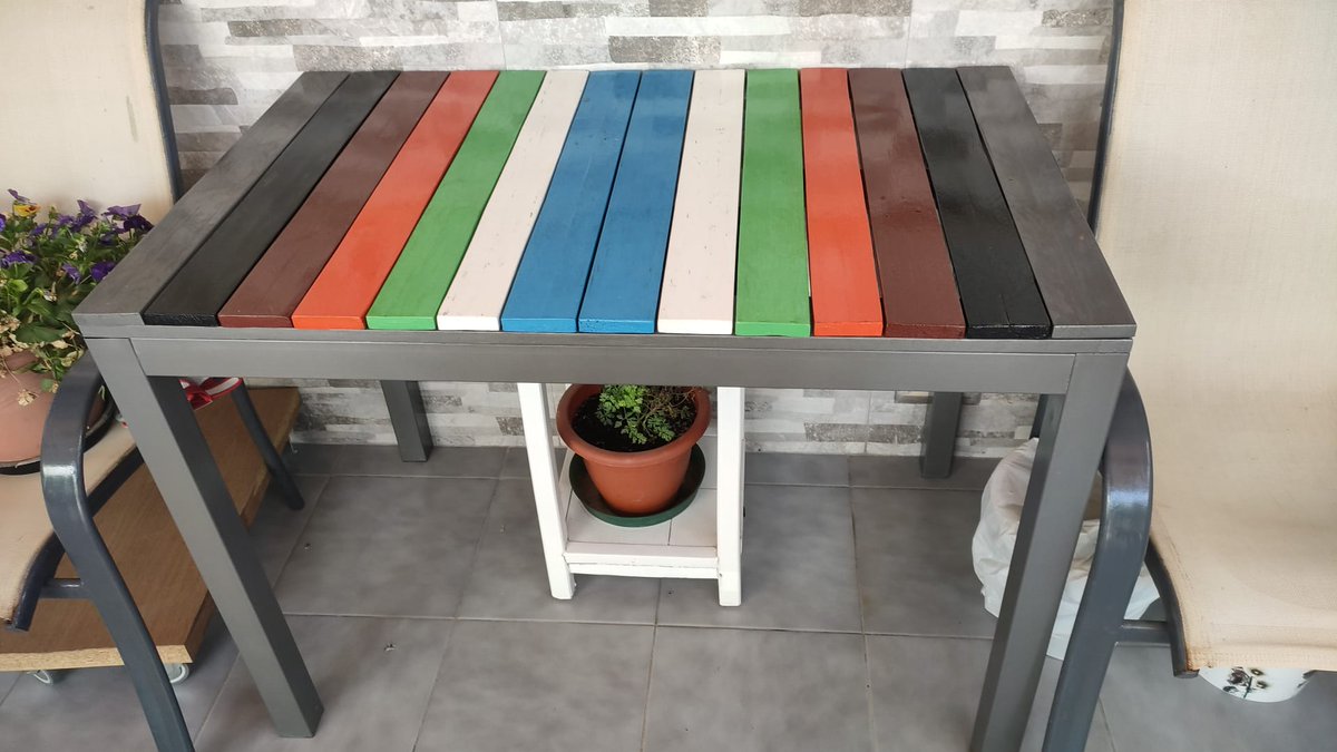 catachoquera's tweet photo. Mi pareja está en paro. Tiene 60 años. Emplea su tiempo en recoger palets y cosas que la gente tira, y las transforma en cosas tan bonitas y útiles como esta mesa para el patio. https://t.co/IYlk8sgG9D