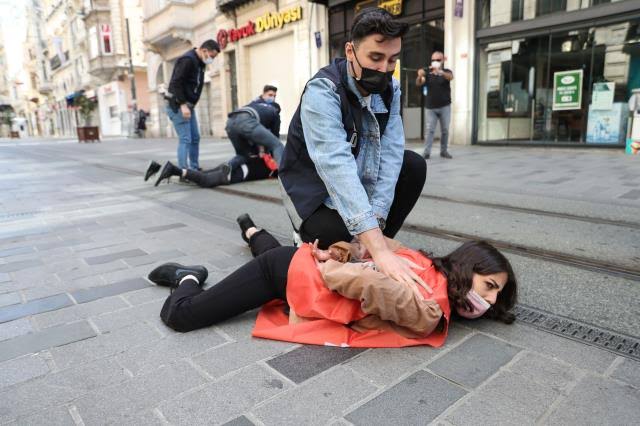 HDP binasını                 hakları için
ateşe verip bir      /    taksime çıkmak 
kadını vuran katil        isteyenler