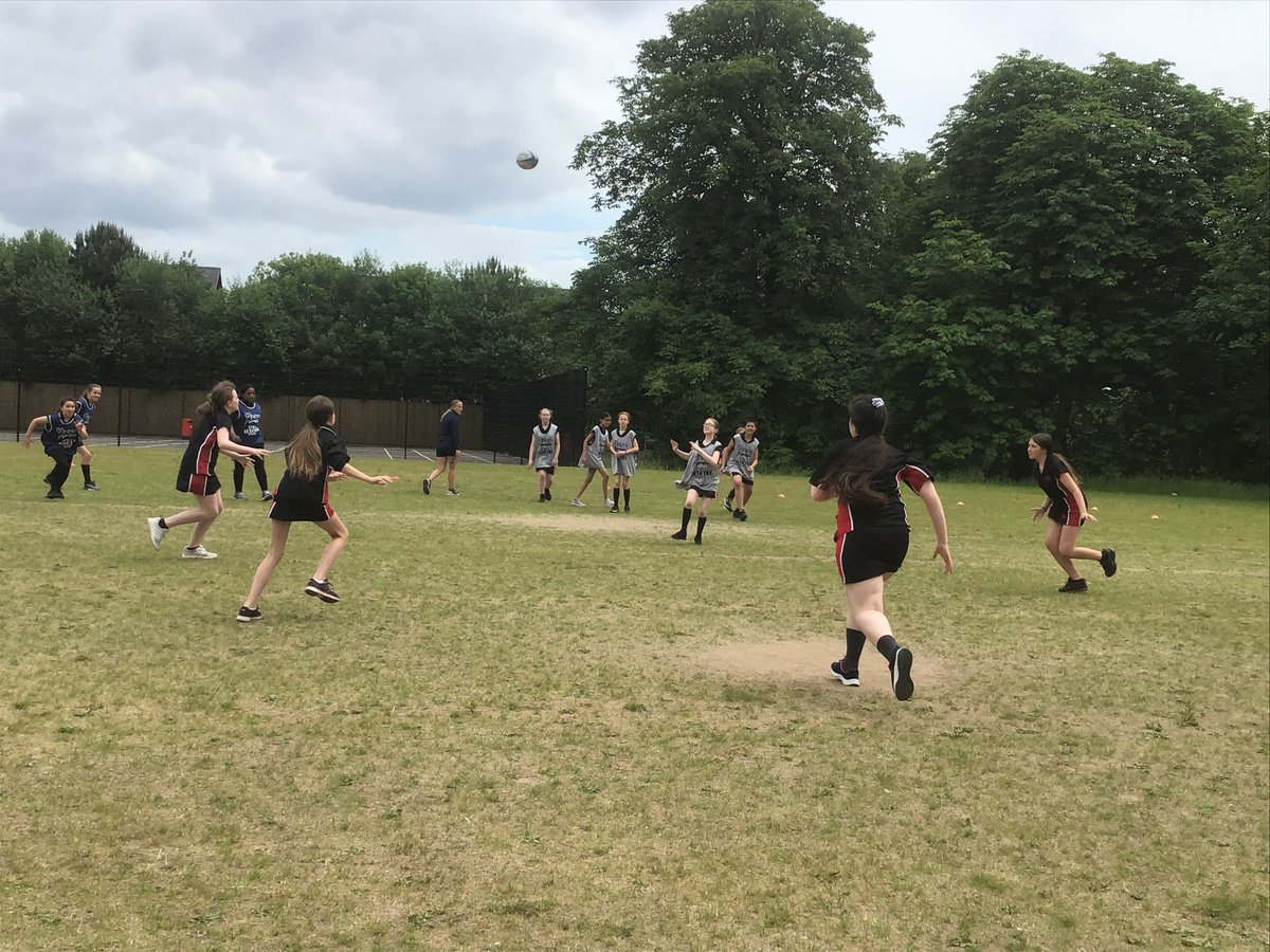 India from <a href="/SaleSharksRugby/">Sale Sharks 🦈</a> came to visit some of our year 7s today, helping to promote the new girls’ team at <a href="/DidsburyRugby/">Didsbury Toc H Rugby</a>. Our girls absolutely loved it! 🏈🎉
@MrHaslamPE <a href="/DidsburyPe/">Didsbury High School PE</a> <a href="/dancetoschool/">Eve Murphy</a>