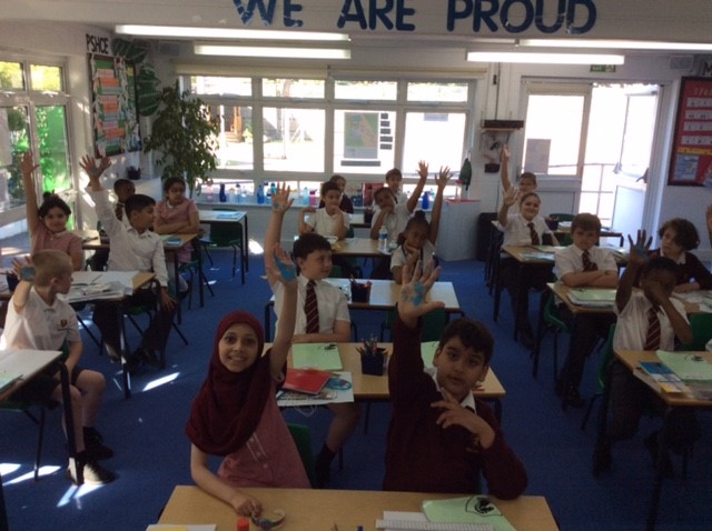 ChestertonSch's tweet photo. This week Year 4 used paint to show how germs and diseases spread from contact with others. Did you know that some children around the world go to schools that do not have running water? #sdg6 #WEwalkforwater @WEMovement https://t.co/uS0NMCAJBL