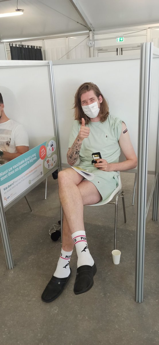 Verpleegkundige Sanne vaccineerde 3fm DJ <a href="/Frank3FM/">Francisco flores</a> live op de radio. 'Hij zit erin!' Nu even kwartiertje rusten en terug naar de studio!