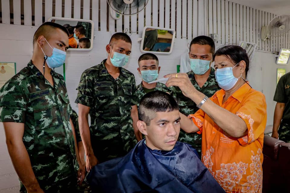 3artilleryregi2's tweet photo. ป.3 โดย ป.3 พัน.103 จัดการอบรมหลักสูตรช่างตัดผมเบื้องต้น ร่วมกับศูนย์การศึกษานอกระบบและการศึกษาตามอัธยาศัย อ.นครราชสีมา โดย อาจารย์ศูนย์การศึกษานอกระบบ ตำบลหนองไผ่ล้อม เพื่อให้กำลังพลเข้าอบรมศึกษาความรู้ เพื่อให้กำลังพลสามารถนำความรู้ที่ได้ในครั้งนี้ไปต่อยอดเป็นอาชีพเสริม https://t.co/tPfsDpqZ4S