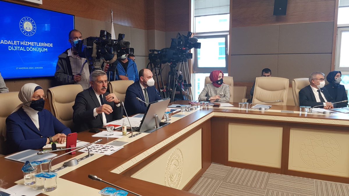 TubaAtl8's tweet photo. Dijital Mecralar Komisyonumuzun bu haftaki toplantısında Adalet Bakanımız Sayın @abdulhamitgul ‘ün sunumlarını dinledik . 
Sayın Bakanımza komisyonumuzu bilgilendirmeleri için teşekkür ederim . https://t.co/gkgjPUk33T