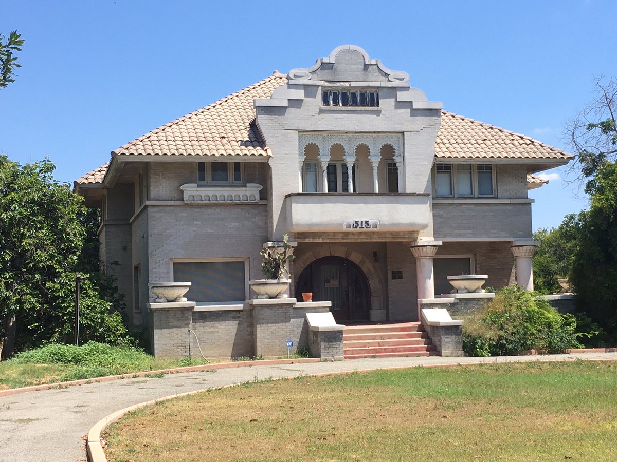 brettwatermantv's tweet photo. Driving through Fullerton this week I stumbled across this beauty!  The property is obviously in need of some attention and care, and I would love to restore it.  The detail and ornamentation is what makes Mission Revival architecture so special. https://t.co/CVbYSxcBF1