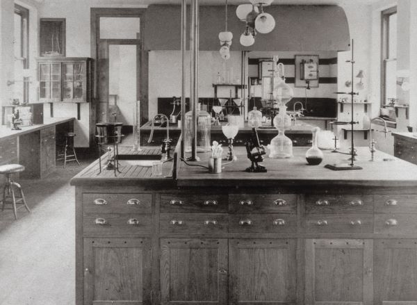MGHPathology's tweet photo. In 1964, @MGHPathology hosted a special summer program for where 48 medical students spent twelve weeks in a course called "Introduction to the Clinic" ๐ฌโ๏ธ Each student also had the opportunity to attend early morning conferences.
#TBT #PathThrowback #ThrowbackThursday https://t.co/BGkJRg6RTi