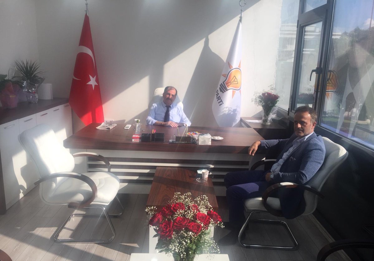 Yalova Ağız ve diş sağlığı hastane müdürümüz Hilmi SEZER, ilçe binamızda ilçe başkanımız Fettan ENGİN 'i ziyaret etti. Sayın müdürümüze nazik ziyaretinden ötürü teşekkür ederiz.