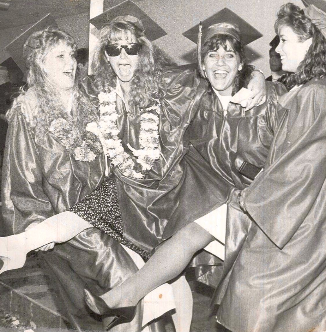 heidinewfield's tweet photo. #TBT LET THE MEMORIES #COMMENCE π©βπ Some things never change! Here with my best girls Sam, Susie & Shay! @HealdsburgHigh #100thclass #3rdgeneration #hometown https://t.co/4AuOli9Dxc
