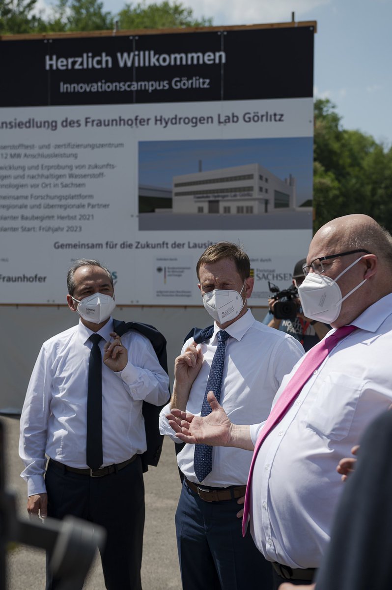 Das Fraunhofer <a href="/Hydrogen_Lab_GR/">Hydrogen Lab Görlitz</a> stellt die Weichen für die Zukunft! Die dort erforschte Wasserstofftechnologie kann ein wichtiger Baustein für die #Energiewende sein und ist gleichzeitig Motor für den Strukturwandel in der Lausitz. (SK) #unterwegsfürsachsen