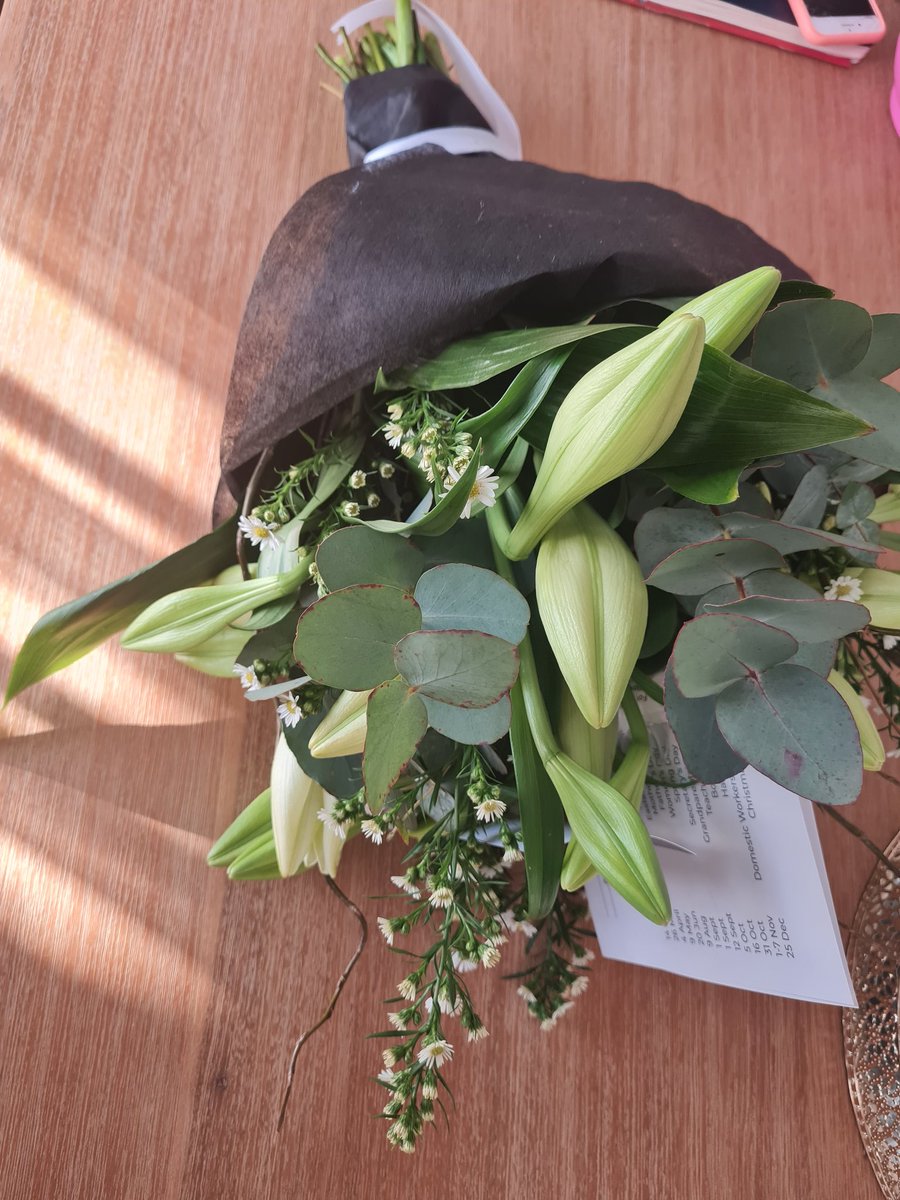 MaithufiBoipelo's tweet photo. @NetFlorist this bs was delivered today....for a R1000+ what madness https://t.co/1VRPlMW1bO