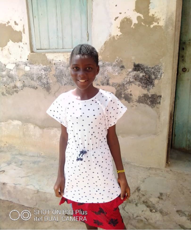 ワールドギフト国際支援ngo 再利用 寄付活動 笑顔がかわいい プレゼントした服や靴 喜ばれています 笑顔 笑顔が一番 かわいい 笑顔かわいい ミッキーマウス ディズニーtシャツ 靴寄付 子供服寄付 こども服寄付 家計を助ける 女の子服