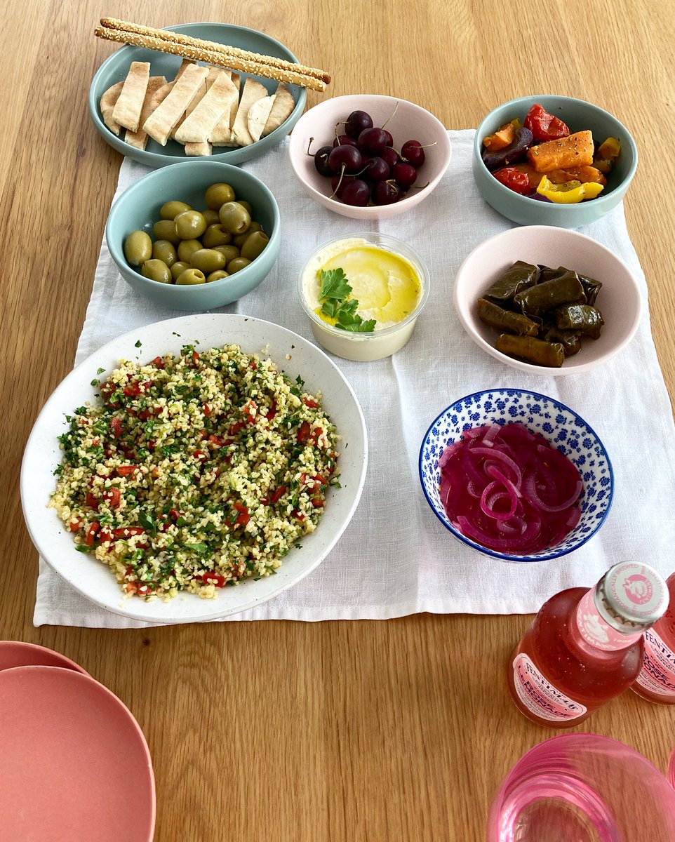 Rain is out, picnic is in ☔️ (Mezze style) #vegan