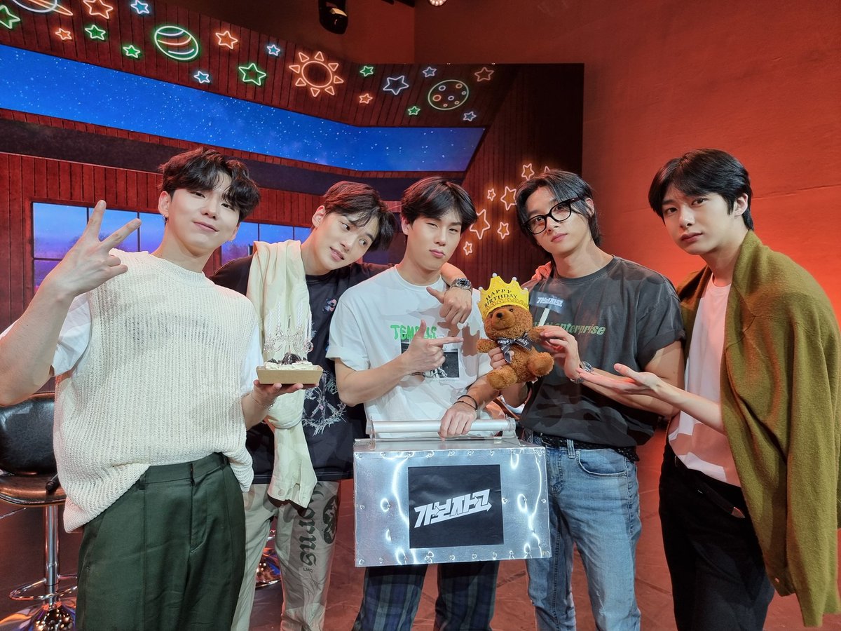 OfficialMONSTAX's tweet photo. 📸
210617 #몬스타엑스
#네이버NOW #가보자고 완료

몬스타엑스와 함께했던 game 🎮
오늘도 뜨겁게 불타웠던 하루 🔥🤘
다음주도 함께 가보자고 ❤️

#MONSTAX #MONSTA_X
#One_Of_A_Kind 
#GAMBLER #갬블러 https://t.co/UMAeaa0Iag