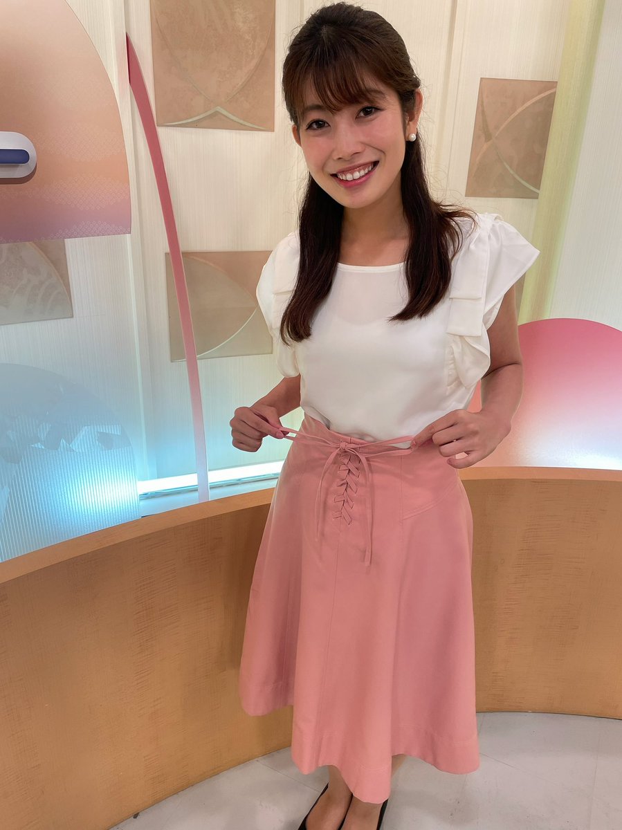 梅山茜 限られた時間で色々な事をお伝えするので放送前はみんなバタバタ… 無事終わって一安心でした💭  そして今日は座ってのスタートだったからスカートあまり見えなかったけど編み上げがcuteでした🥺 帰り道、空が明るくて木々が綺麗だっ ...