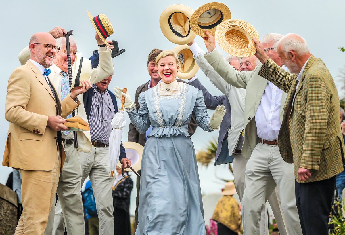 Gerry Mooney (@gerrymooneydub) on Twitter photo A ray of sunshine from RTE weather presenter Nuala Carey <a href="/nualacarey25/">Nuala Carey</a> as she joined in with the Bloomsday celebrations in Sandycove. #Bloomsday2021 <a href="/Independent_ie/">Irish Independent</a> <a href="/MetEireann/">Met Ćireann</a> A ray of sunshine from RTE weather presenter Nuala Carey <a href="/nualacarey25/">Nuala Carey</a> as she joined in with the Bloomsday celebrations in Sandycove. #Bloomsday2021 <a href="/Independent_ie/">Irish Independent</a> <a href="/MetEireann/">Met Ćireann</a>