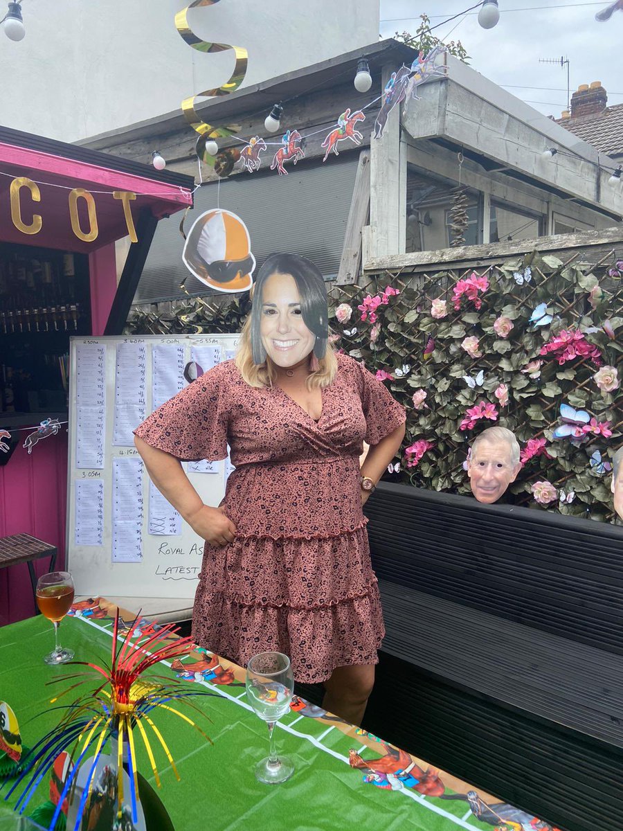 Rowenarose93's tweet photo. P2: Royal Ascot in Southsea @itvracing https://t.co/FA60rMm3Bh