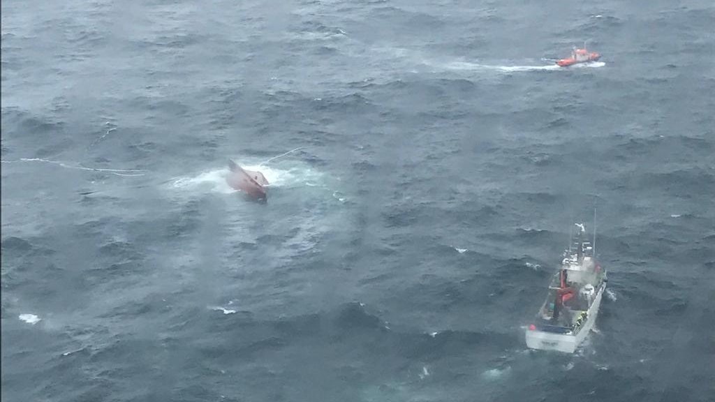Pesquero Sempre Güeto volcado esta tarde a unas 2' NW de #SanAndrésdeTeixido. A bordo navegaban 10 tripulantes: 8 han sido rescatados por otro pesquero, el noveno recogido por un segundo pesquero y evacuado por Helimer 402 a #ACoruña. Hay un desaparecido.