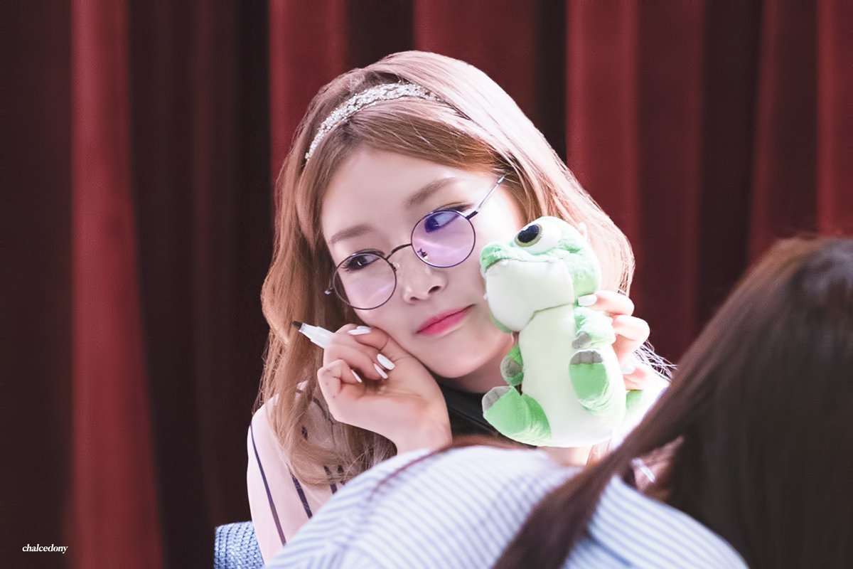 KHaneul_twt's tweet photo. 🌙⠀ノ Stᥱρ ㅤ˖ ㅤ to ㅤ thᥱㅤ ど ㅤ ℝ𝕙𝕪. ㅤ 𝕥𝕙𝕞ꜜ ㅤ #𝒶ndㅤ lιѕтeɴ ㅤ ⿻ ㅤ Hαɴeυl'ѕ 𝕡𝕝𝕒𝕪𝕝𝕚𝕤𝕥ㅤ🎧 : #HUSHWEVERGLEAM ˖ #TEAMADIOS
Volvemos con éstas diosas, porque Adiós, me tiene hipnotizada con su ritmo y me hace bailar una y otra vez. BOP de primera!! https://t.co/VbjxTMR2OZ