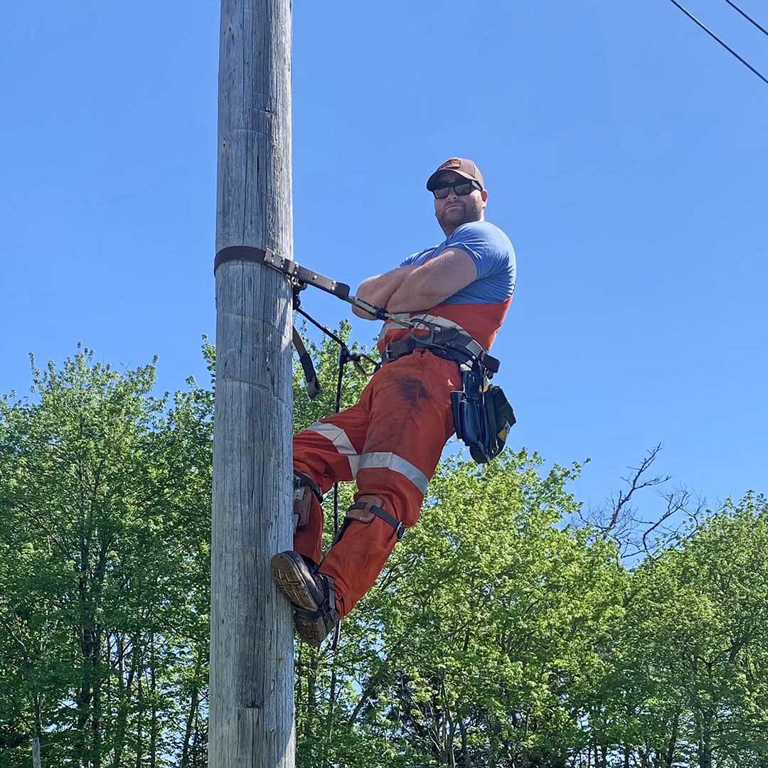 TheWarAmps's tweet photo. "The War Amps have provided me with financial assistance for the cost of my artificial limbs, which help me work as an apprentice powerline technician today. They really took me under their wing and reminded me that the sky is the limit.” — Mark (Photos: 2007 and today). https://t.co/3WT3Zwjnzi