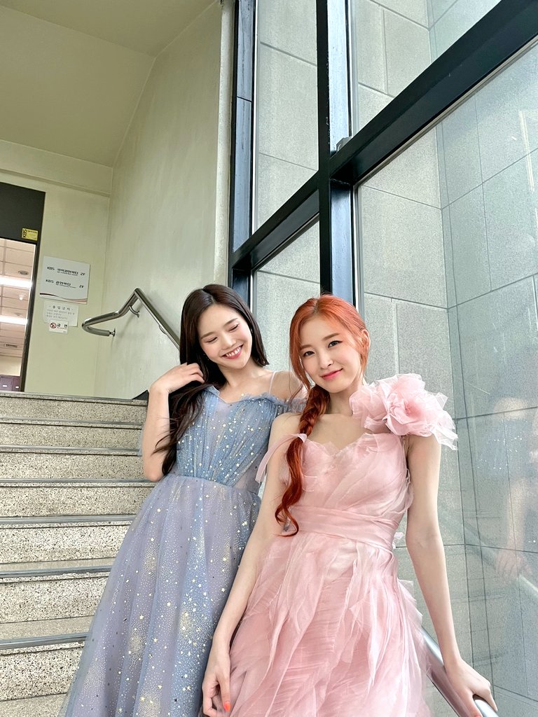 WM_OHMYGIRL's tweet photo. #HAPPYARINDAY 
우리 막내 아린이 생일 넘 축하해🎂
넘 귀여운 우리 아린이 날 💛 https://t.co/srGMMuSVik