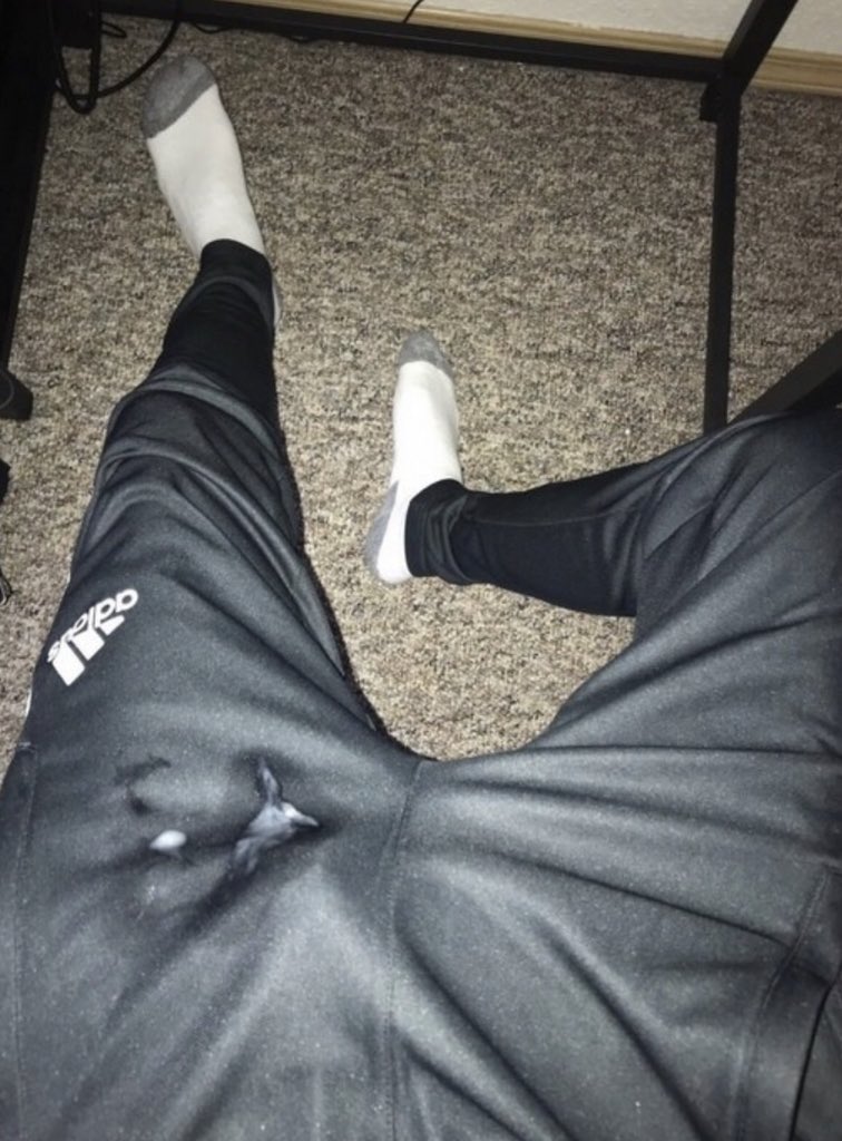 Which whore wants to lick? 😈😋
.
.
#cashmaster #cashslave #slave #findom #gay #onlyfans #gay #cock #cum #worship #atmhuman #ballbusting #CASHPOINTMEETS #gayporn #chasity #sniffing #shoefetish