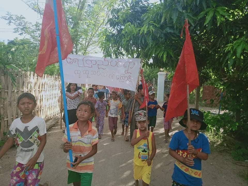 Mnoe53289617's tweet photo. The evening protest of YeKyiPin village, Yinmarbin township marched on the streets today. #WhatsHappeningInMyanmar #June17Coup #MilkTeaAlliance https://t.co/ZZ5WZSY1LM
