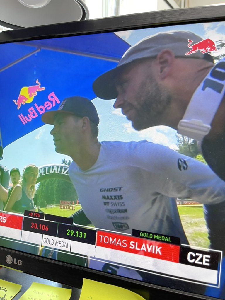 igorslavik's tweet photo. Mám radost, brácha bere zlato na #crankworkx v Innsbrucku v dualslalomu.
Bylo to hodně těsný.
A já se teď budu zklidňovat dalších pár hodin.
Do jeho dalšího startu v pumptracku. 😅 https://t.co/MYfvUt0wyK