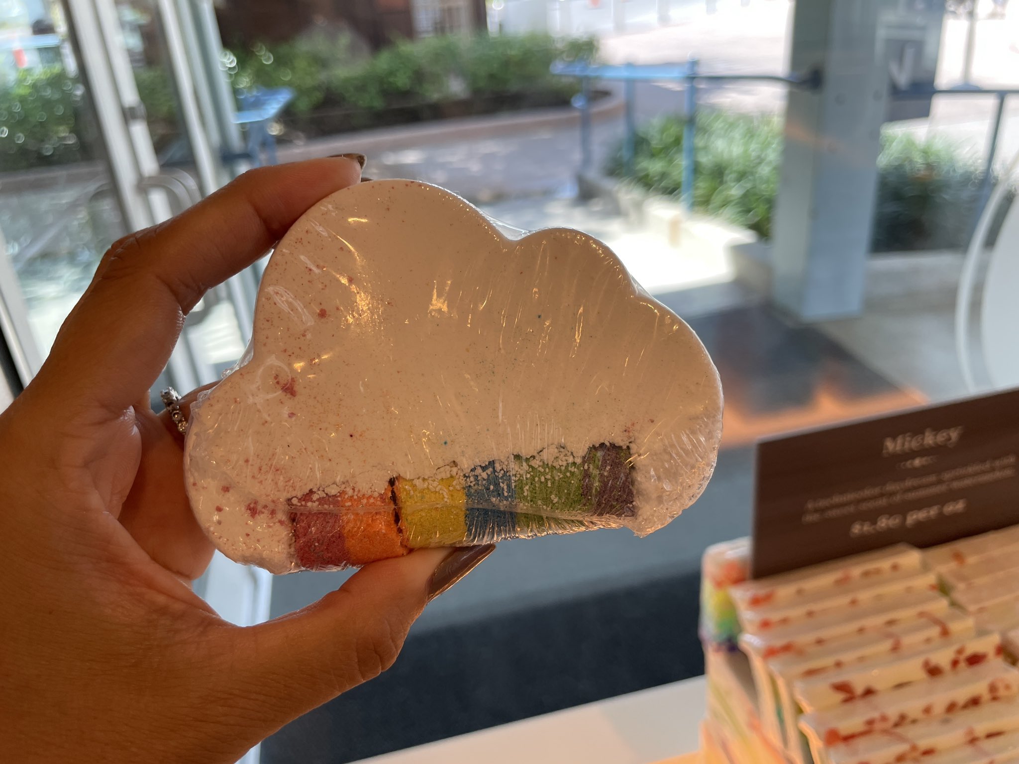 テーマパークオロジスト 今月はプライドマンスなので ディズニースプリングス の可愛い石鹸屋さん Basin にも虹色 石鹸が販売されています ディズニーグッズ ディズニーワールド フロリダディズニー 海外ディズニー T Co Cly06du9a9 Twitter