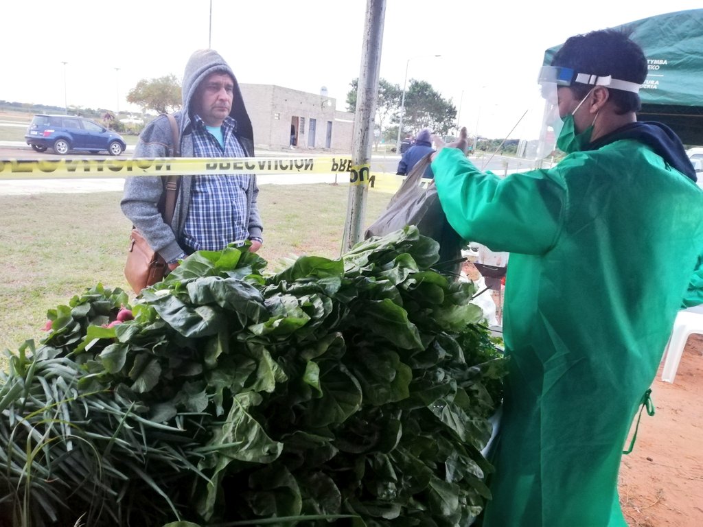 AmanecerAgroPy's tweet photo. Ya la gente viene llegando al #AUTOMAG, feria de la agricultura familiar campesina, organizada por el @magparaguay.
Desde #AmanecerAgropecuario deseamos éxitos a los productores. https://t.co/5HNJ3RDnnM