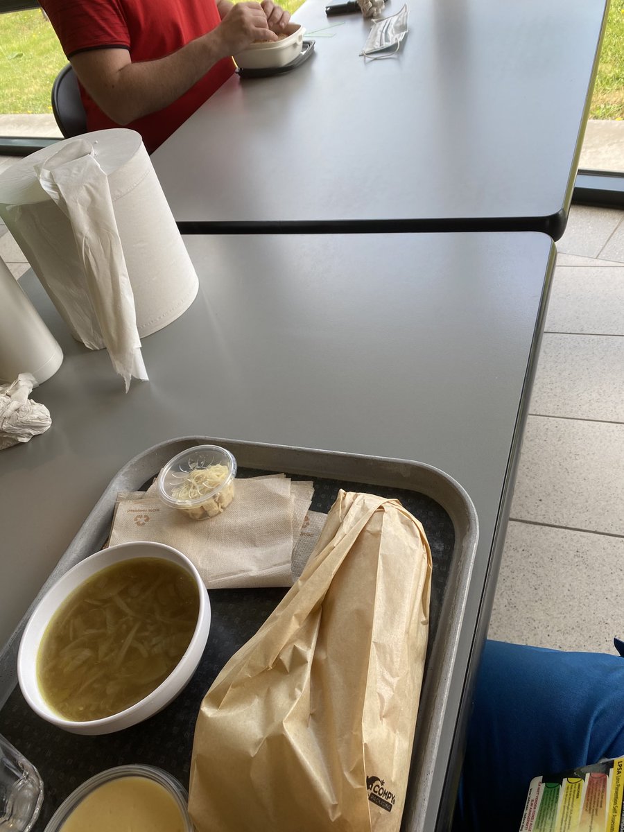 dvranke's tweet photo. Lunchen op het werk in de cafetaria #weird #kleinegelukjes #collega’s #coronaproof #gedaanmetdesnellehapophetbureel https://t.co/Y6BiWezmEh
