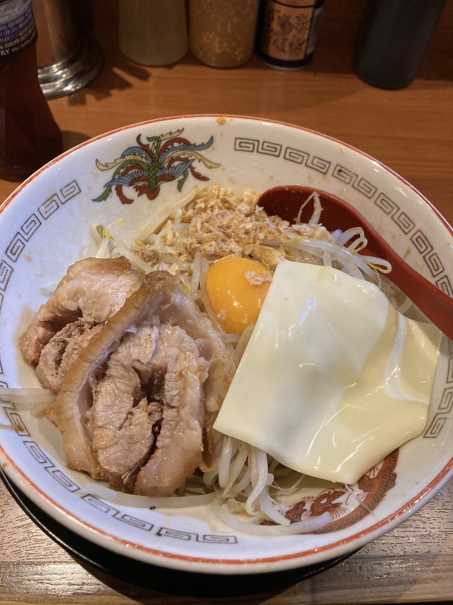 なべ 残業しても開いてる豚山好きよ 時期が時期で食欲落ちてきたのでミニラーメン まぁミニラーメンはカロリー0なのでセーフ 二郎を食べてオールaになろう21
