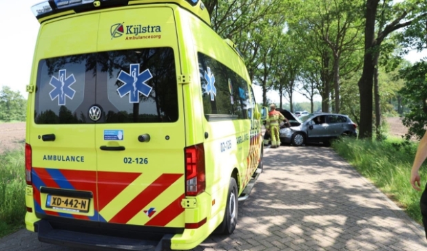 Auto rijdt tegen een boom - ..