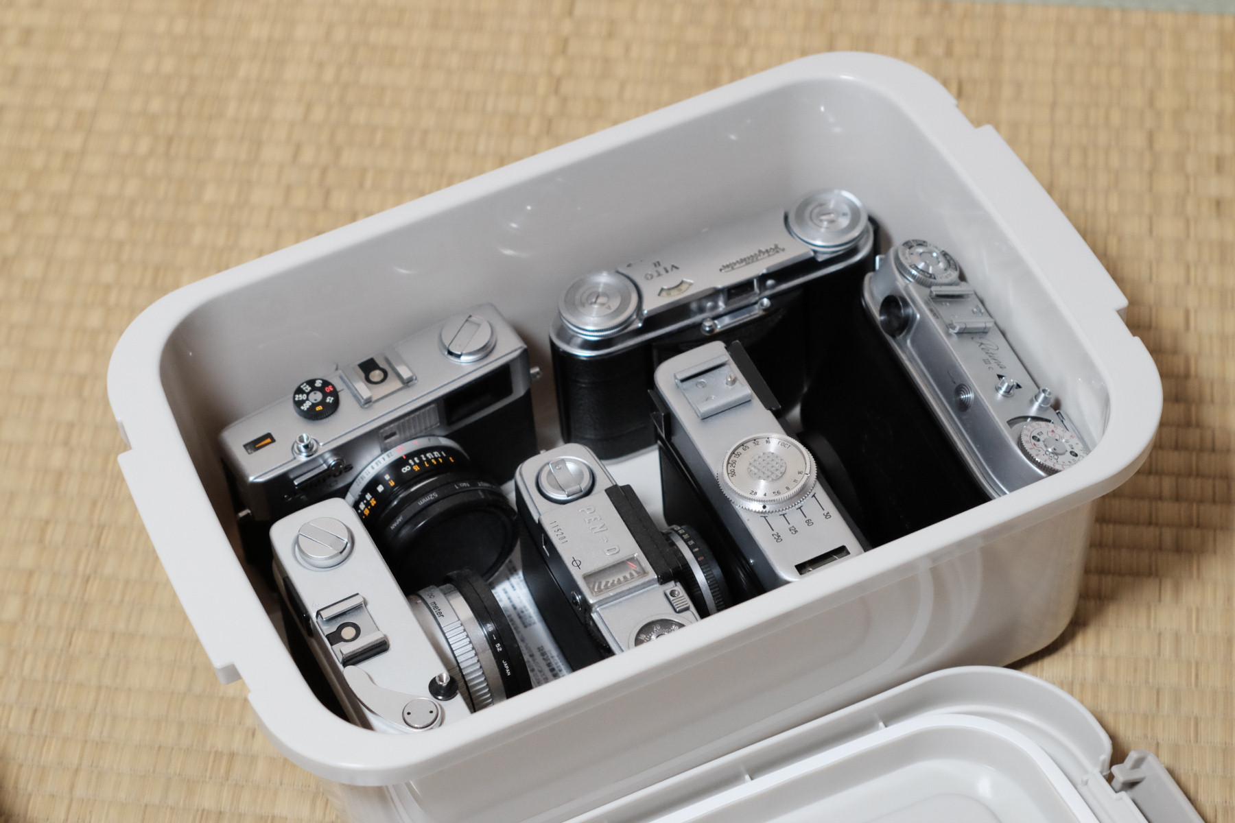 小笠原すにこ Hakubaの銀イオン抗菌 乾燥剤収納ケース付き シリコンパッキン付きドライボックスを買ってみた 一番小さいやつ サイズ感はこのくらい 間仕切り的なものを入れないと ケースごと動かした時に中身がガラガラいってしまうな 百均で何ぞ見