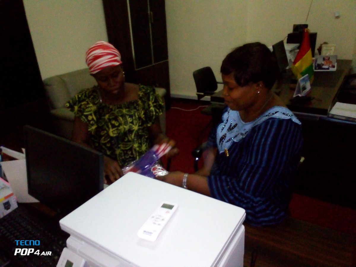 aguipaif1's tweet photo. La maîtresse Mariama Camara, présidente de l'ONG @aguipaif1 a rendu visite ce matin à Madame @djenabat1, commissaire à la haute autorité de la communication pour lui présenter ses serviettes hygiéniques réutilisable @DaysForGirls. 
@cjflguinee @AUDACITYFA @DfGGhana @GquiOse https://t.co/YKkSOQqwdm