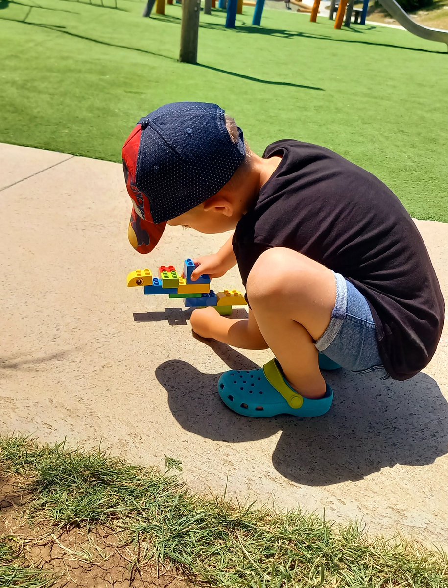 BISTFoundation's tweet image. Today we built LEGO Shadow Towers and then traced our shadows with sidewalk chalk. 🥰
#Scienceweek 🔍 #LearningwithLEGO 🏨