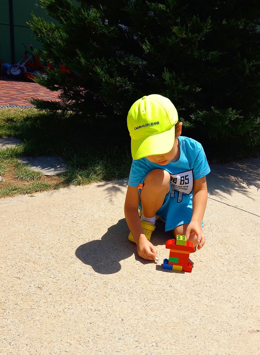 BISTFoundation's tweet image. Today we built LEGO Shadow Towers and then traced our shadows with sidewalk chalk. 🥰
#Scienceweek 🔍 #LearningwithLEGO 🏨