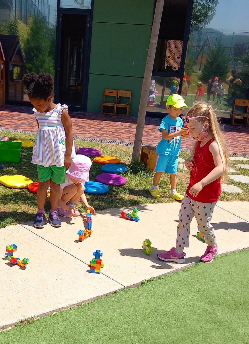 BISTFoundation's tweet image. Today we built LEGO Shadow Towers and then traced our shadows with sidewalk chalk. 🥰
#Scienceweek 🔍 #LearningwithLEGO 🏨