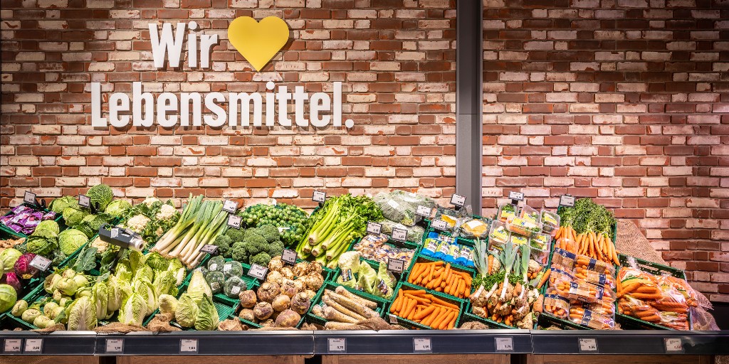 Ready for take-off? Then check out the unique airport-look of #Edeka Langanki ( #Frankfurt ) where <a href="/Oktalite_Licht/">Oktalite</a> #luminaires create a unique ambience. #retail #retaillighting #retailspace #smartlighting #supermarket