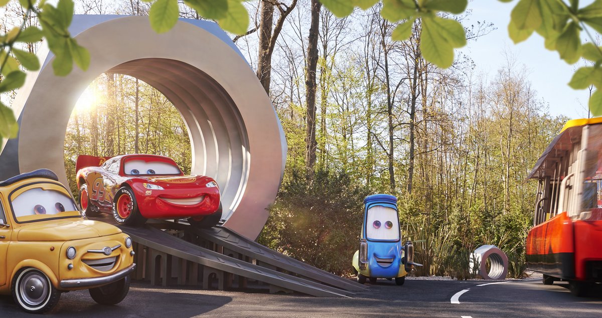 The gates have officially parted! 🔑 Disneyland Paris reopens