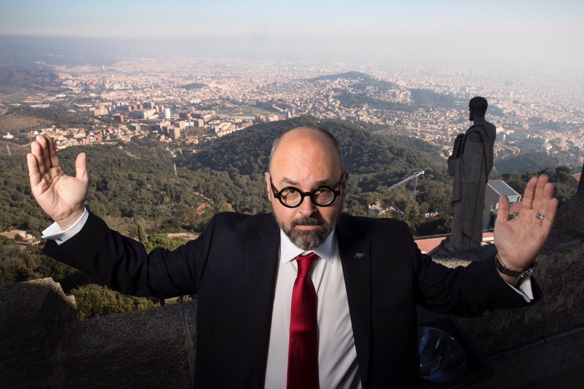 Barcelona rinde homenaje a Carlos Ruiz Zafón. El acto tendrá lugar hoy en el Saló de Cent de l’Ajuntament de Barcelona a las 18h. Puedes seguirlo en directo 👉desde aquí: youtu.be/bI-rKEa9hRQ

© Ferrán Masdeu

#CarlosRuizZafon #Barcelona #Libros