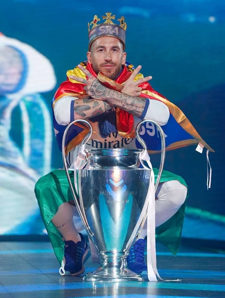 SaLviTa07's tweet photo. La gente que critica a @SergioRamos no tiene idea de futbol. Después de 16 años en el club ganando 4 Champions entre otros muchos títulos es una LEYENDA y el mejor central que ha pasado por el RM. Que poco suma todo lo bueno que ha hecho y cuanto resta lo malo para algunos. https://t.co/tYbkRR6gB3